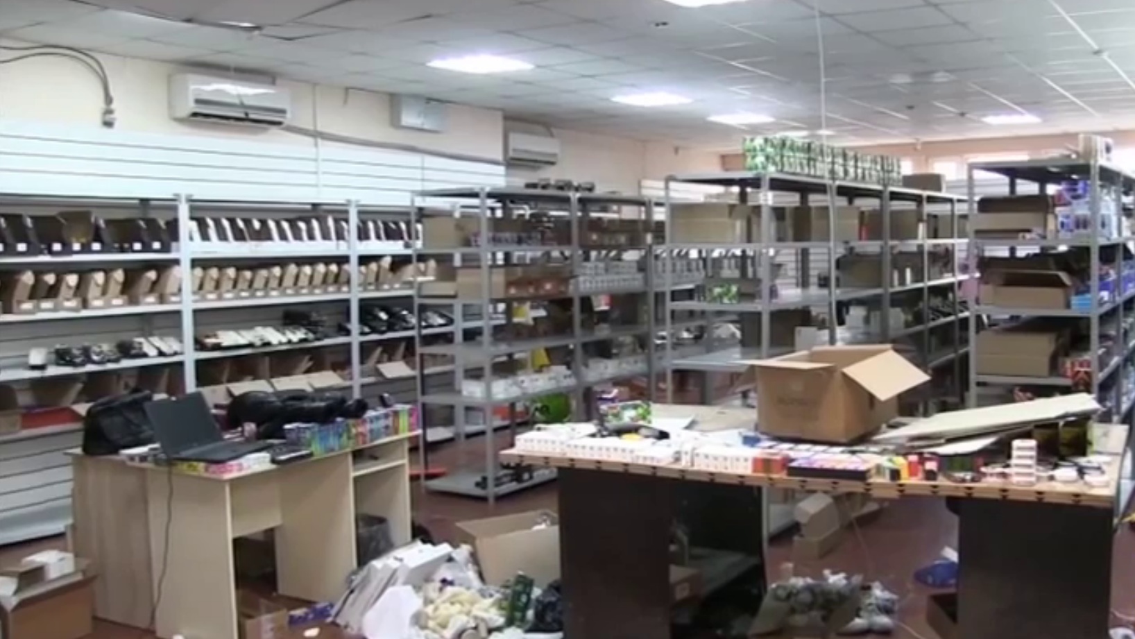 В Саратове накрыли склад с нелегальными вейпами: стоимость товара превысила 70 миллионов рублей В Саратове накрыли склад с нелегальными вейпами: стоимость товара превысила 70 миллионов рублей